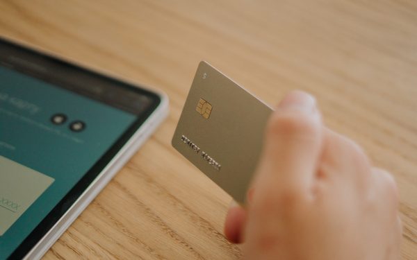 Person holding a credit card.